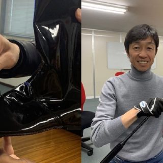 （左）ジョッキーブーツは想像以上に薄い素材で、軽量化のためインソール にクッションは無い。（右）ゴルフグリップを装着した特注のムチとグローブを手に「ゴルフとアイテムは似てますよね」と武豊。