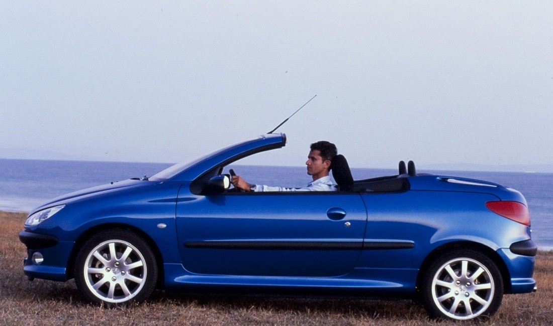 今も世界で愛される小さな名車プジョー「206」は、なぜ偉大？【クルマ