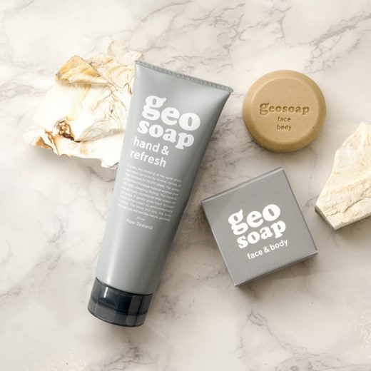 「geosoap face & body (右)」¥800 左はチューブタイプの「geosoap hand & refresh」¥1,100