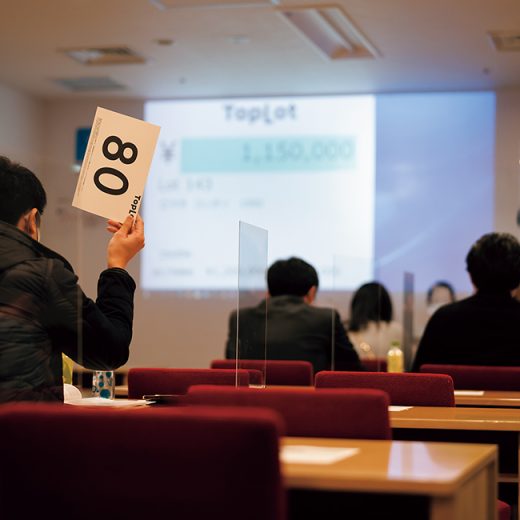 オークション中はオークショニアの声が響く