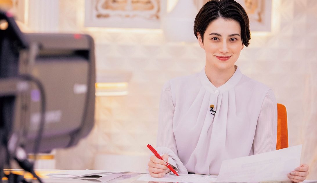 Nスタの舞台裏に潜入！キャスター・ホラン千秋が愛されるワケ