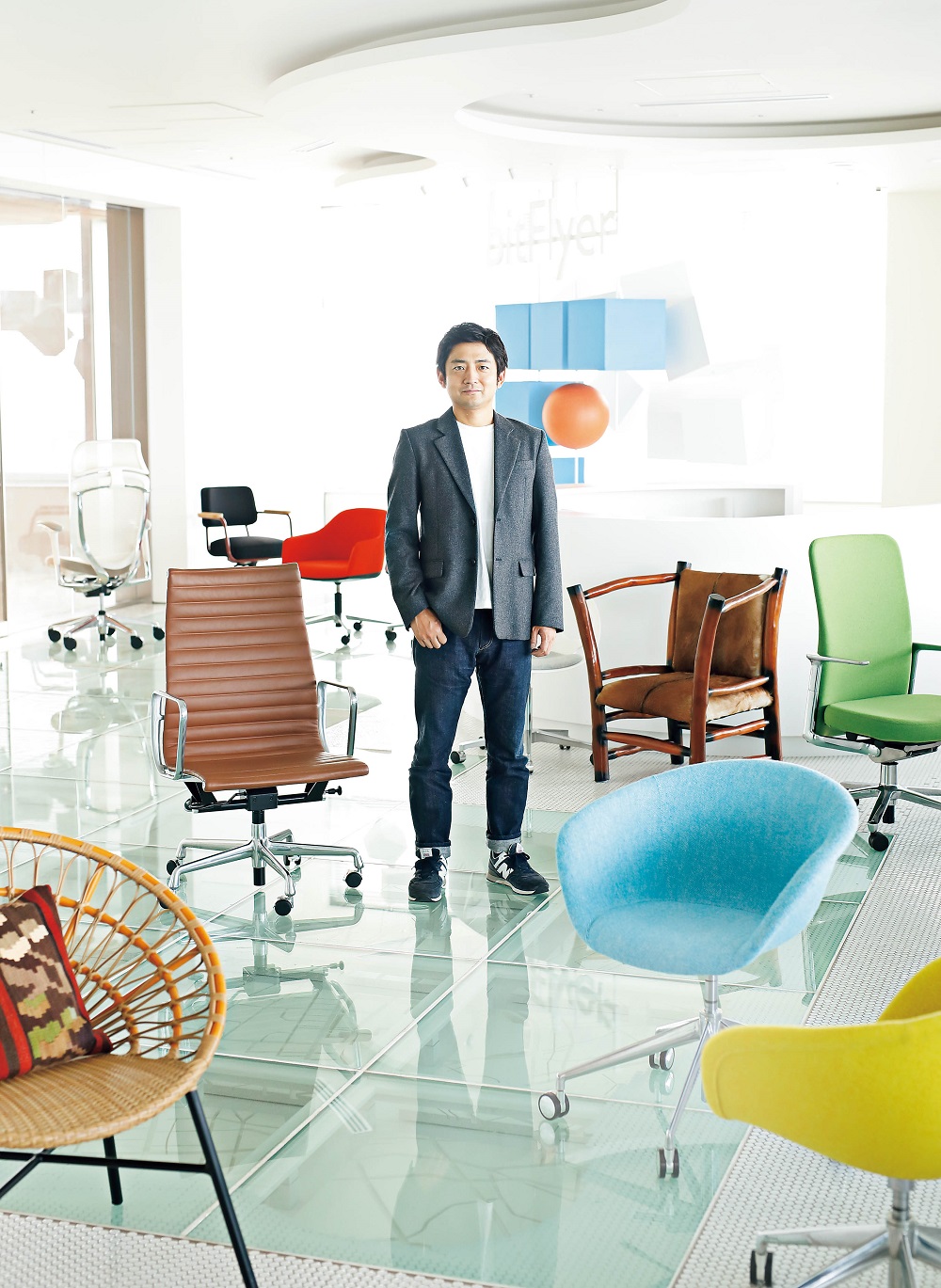 まるで名作椅子のギャラリーのようなビットフライヤーの会議室 | GOETHE