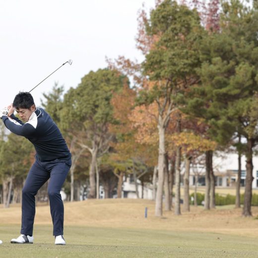 飛距離UP!ダウンスイングで体は沈み込んだ後、伸びる【動画解説】