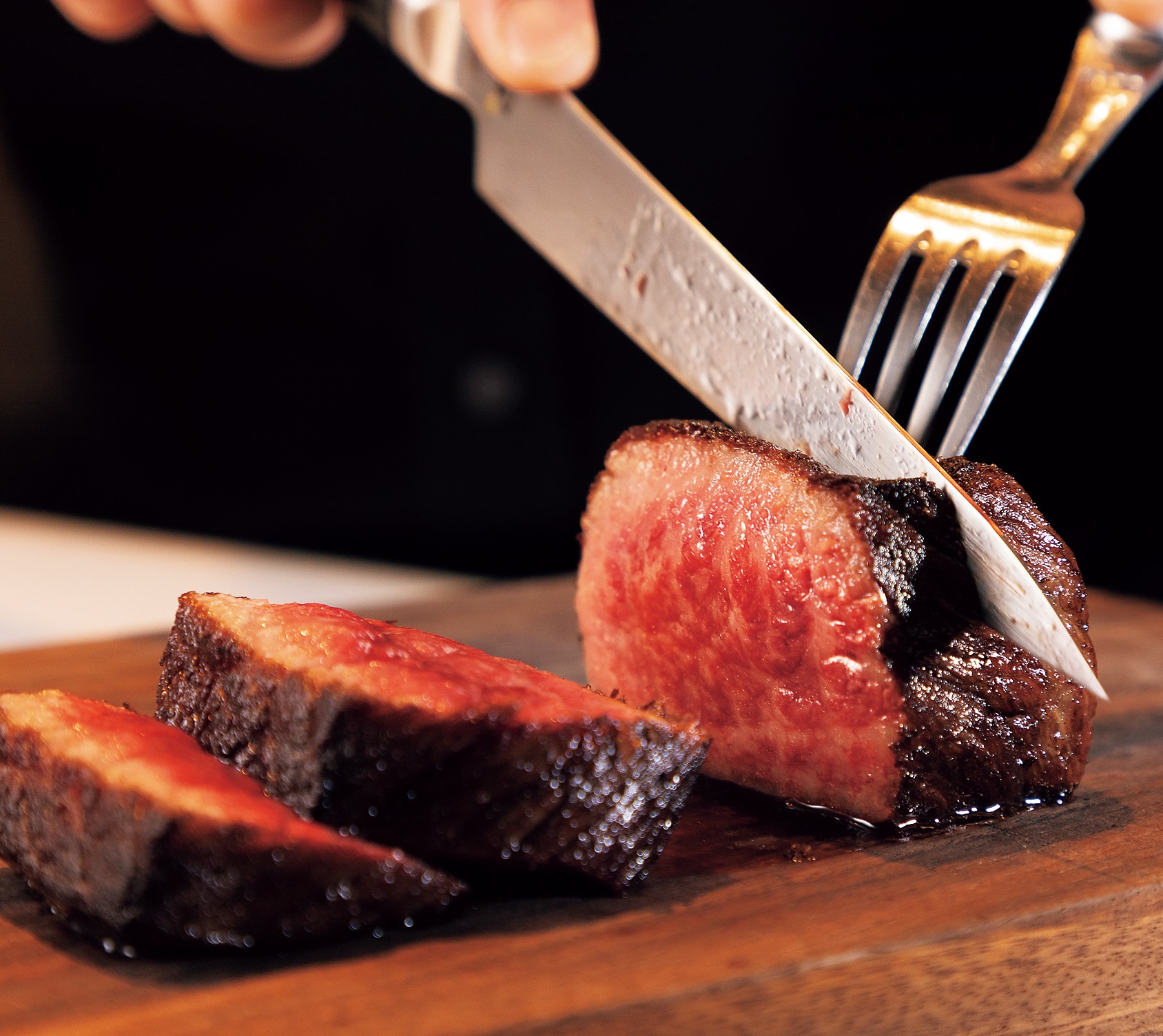 最高の生産者が手がけた極上雌牛の絶品焼肉コースを堪能できる「肉焼屋