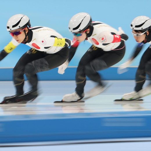 涙の銀メダルでも輝いていた高木菜那、高木美帆、佐藤綾乃の世界一美しいと称される隊列“1ライン”──連載「コロナ禍のアスリート」Vol.44