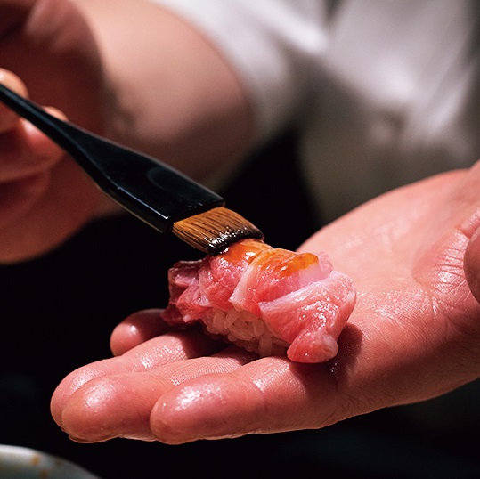 鮨 梢｜予約困難な鮨店のDNAを受け継ぐ､麻布十番･新世代の鮨職人の店