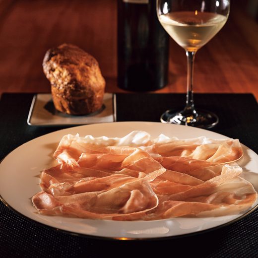 ワインバー「ラ シュエット」の切りたての生ハムと「スクリーミングイーグル」のソーヴィニヨンブラン。