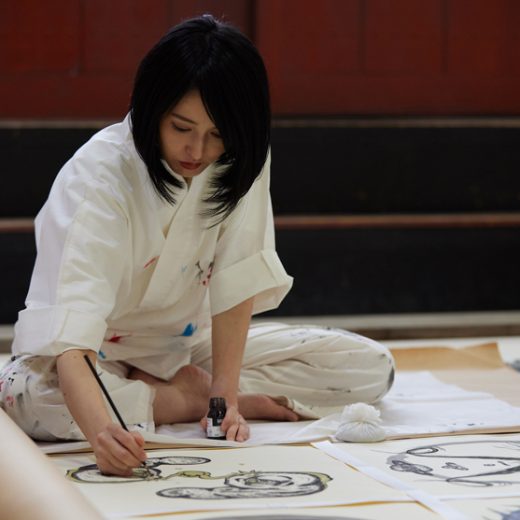【動画で見る】小松美羽の曼荼羅制作に密着