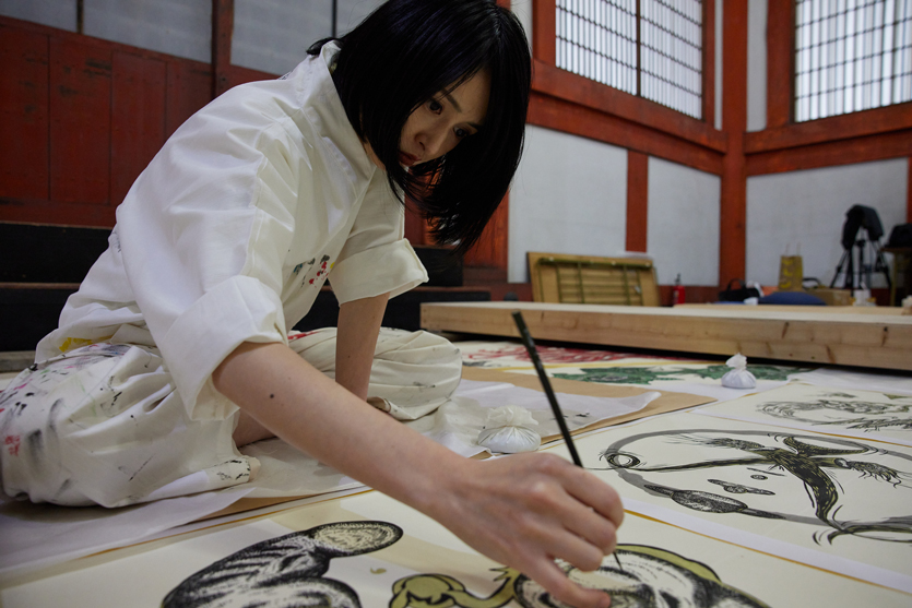 小松美羽】東寺に奉納する曼荼羅制作に密着──作品に込めた想いとは