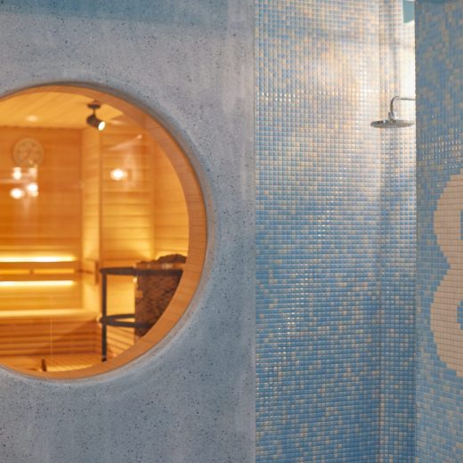 8HOTEL湘南藤沢の「8 WATER CAVE swim suits spa」