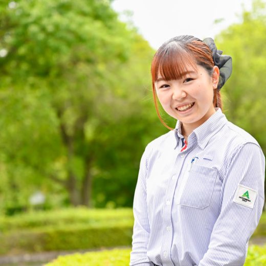 「彩の森カントリークラブ・ホテル秩父」フロント副主任の菅沼愛里さん。
