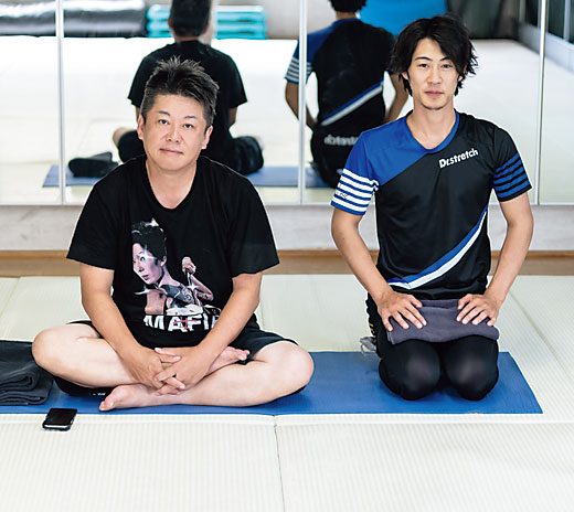 堀江貴文氏(左)とドクターストレッチのグランドトレーナー金井俊記氏(右)