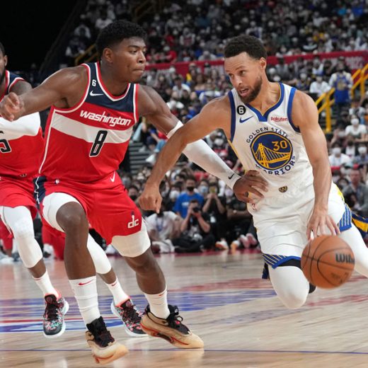 「NBA JAPAN GAMES 2022(NBAジャパンゲームズ2022)」で八村塁とステフィン・カリーがボールを奪い合った。