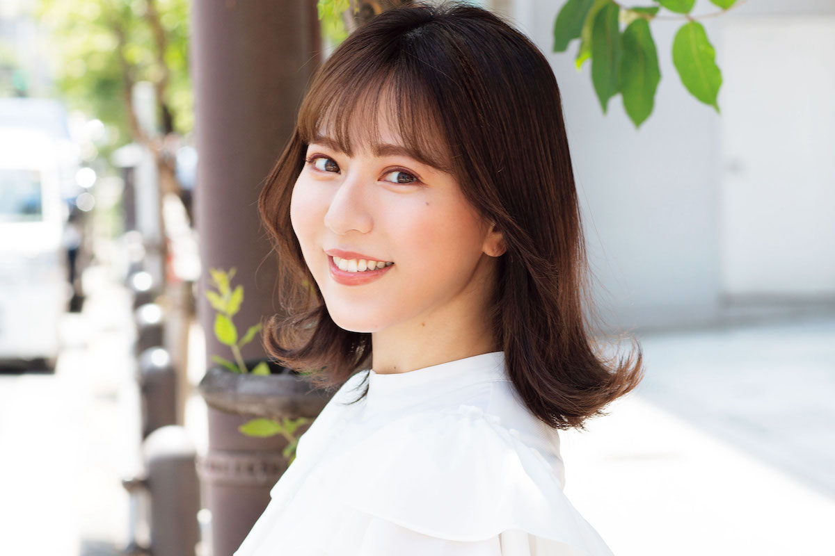 化粧品開発にも関わる社長秘書は元アイドル！ | GOETHE