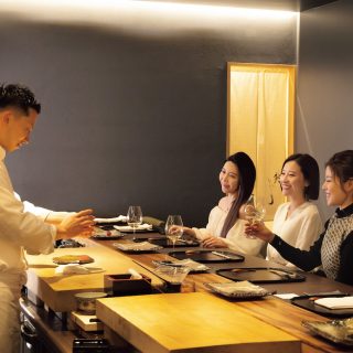 鮨屋「ひじり」で鼎談する関西美女3名