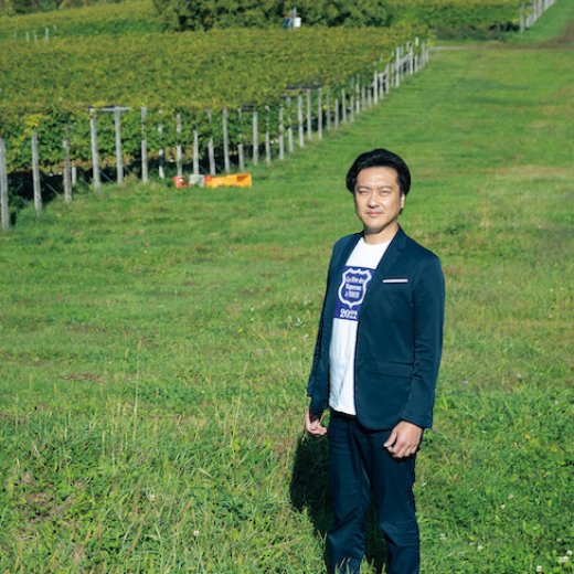 余市のワイナリーに立つ齊藤啓輔氏