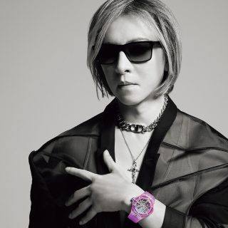 YOSHIKIの腕にパープルが映えるウブロの時計