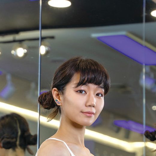 “11字腹筋”を持つ童顔美女…その正体は、3児のスーパーママ