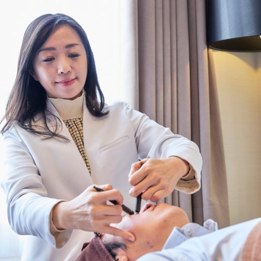 老け顔の素、眼瞼下垂をトレーニングで改善!? 顔筋を鍛える凄腕ゴッドハンド体験