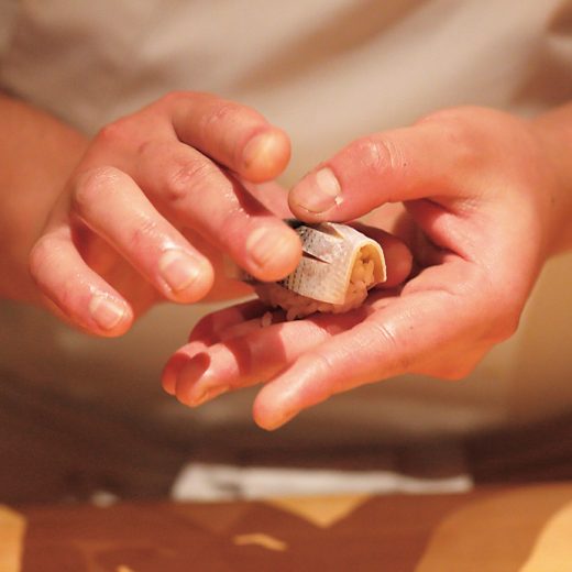 鮨を握る福岡「枯淡」の野口氏