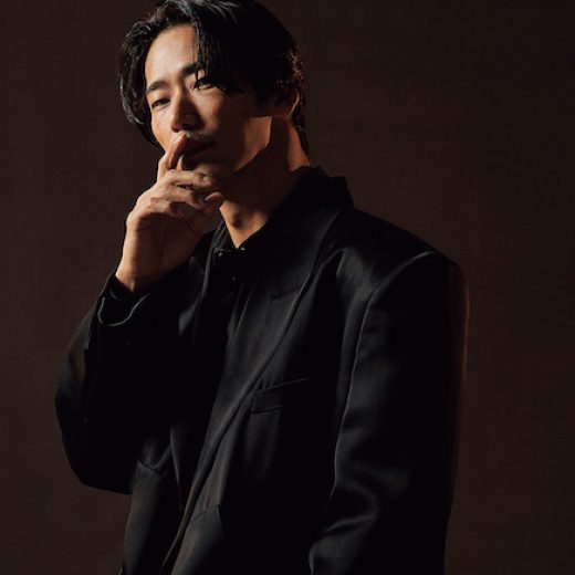 椅子に座る三代目JSB 小林直己