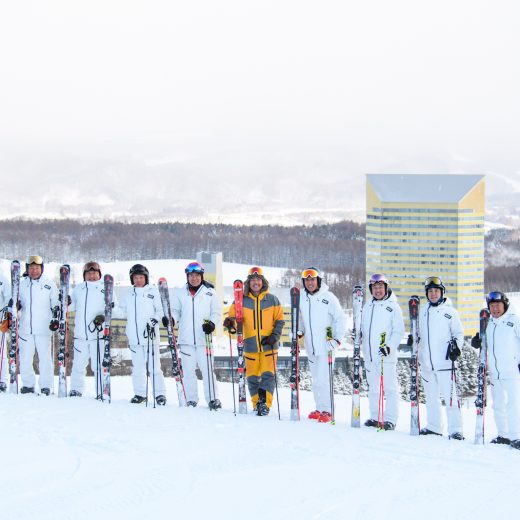 チーム全員でお揃いのウェアとスキー板で滑走する姿はゲレンデでも注目の存在。中央の黄色のウェアを着ているのは元アルペンスキーヤーの皆川賢太郎氏。