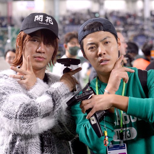 タナカさん(左)と歌手・カンナム(右)