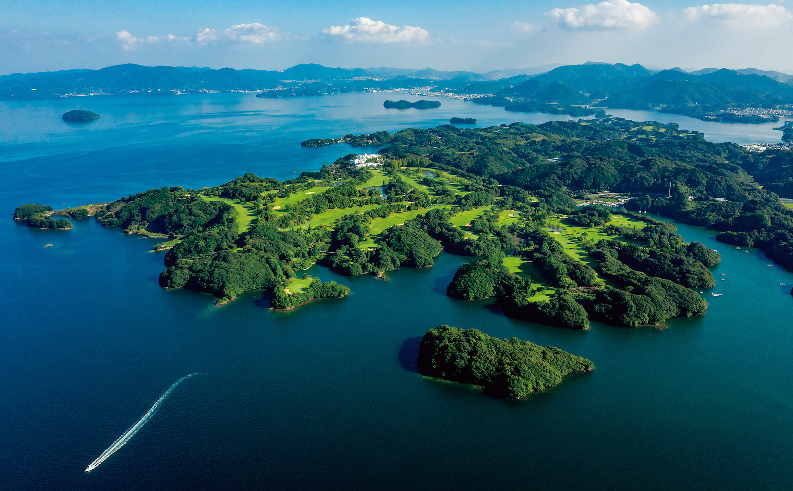 絶景の海越えホールを体験できる「パサージュ琴海アイランドゴルフ