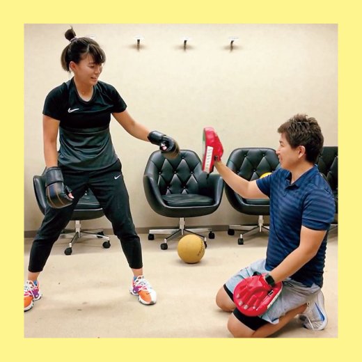 渋野日向子と斎藤大介トレーナーのトレーニング風景