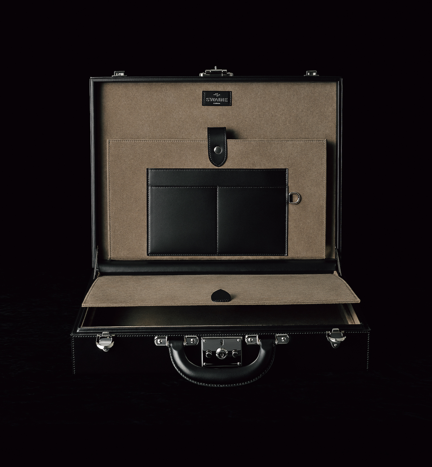 ジェームズ・ボンド愛用のアタッシェケースが現代仕様に | GOETHE