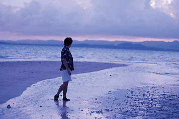浜辺を散歩する武田氏