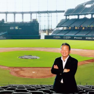 新球場に立つ小村社長
