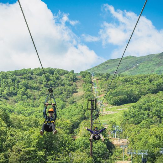 ジップラインをする二人