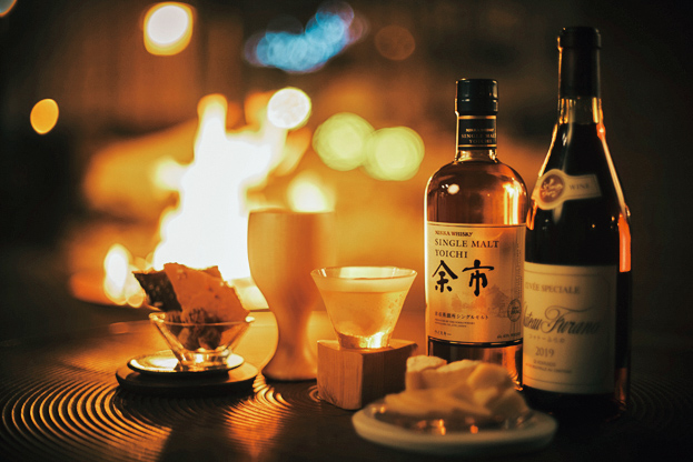 「OMO7旭川」の焚き火と酒