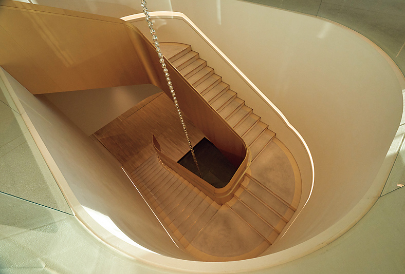 「オルクドール・サロン TOKYO」の螺旋階段