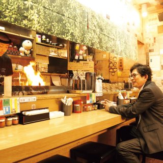 「いそのかづお」のカウンターに座る鈴井貴之氏