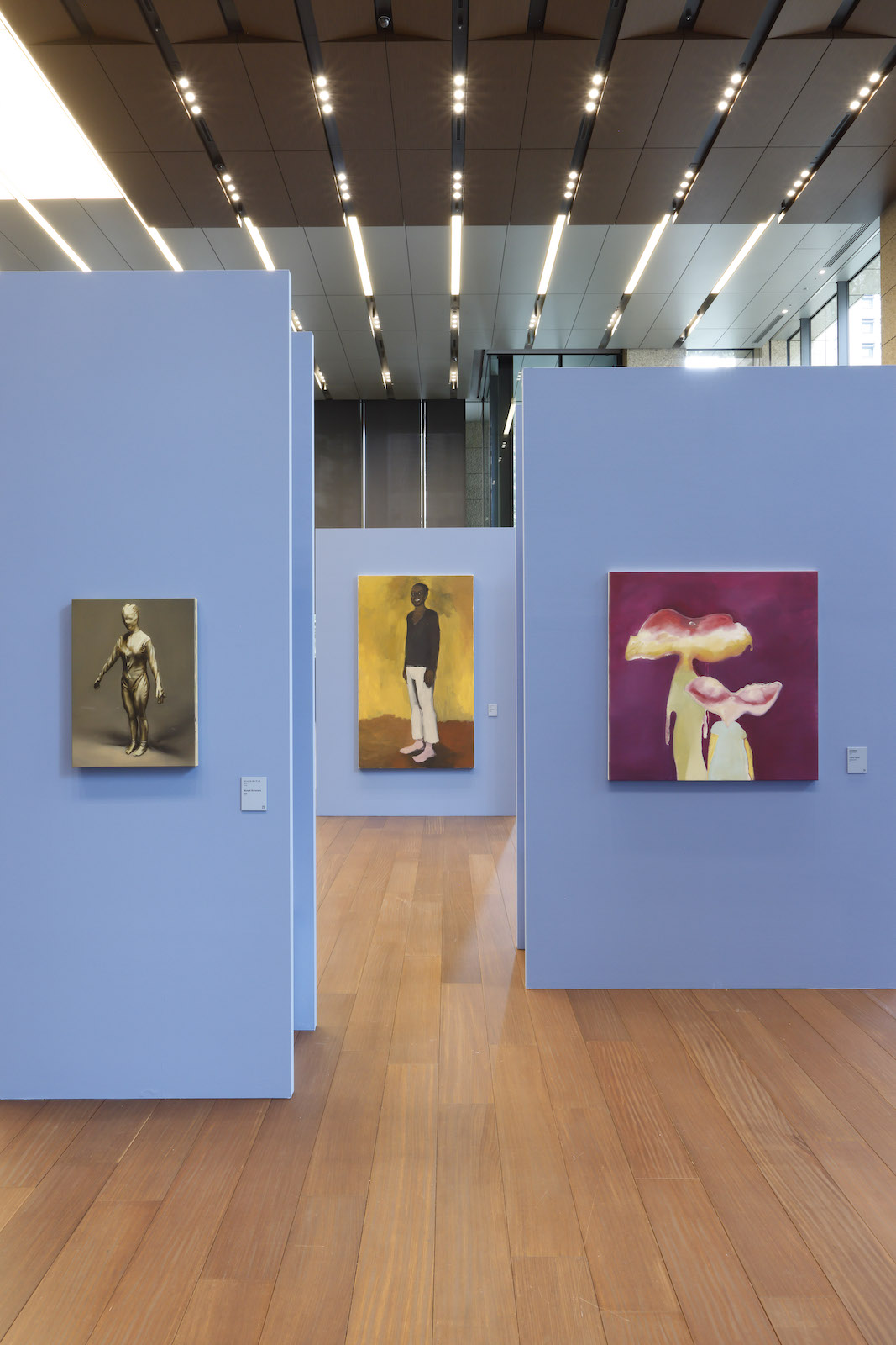 「Portraits｜OBAYASHI COLLECTION 多様化する人間像とアート 近代から現代まで」展示風景より。左：ミヒャエル・ボレマンス《モリー》2018年、リネッテ・イアドム＝ボアキエ《6pm、マラガ》2009年、五木田智央《グローイング・バック》2020年