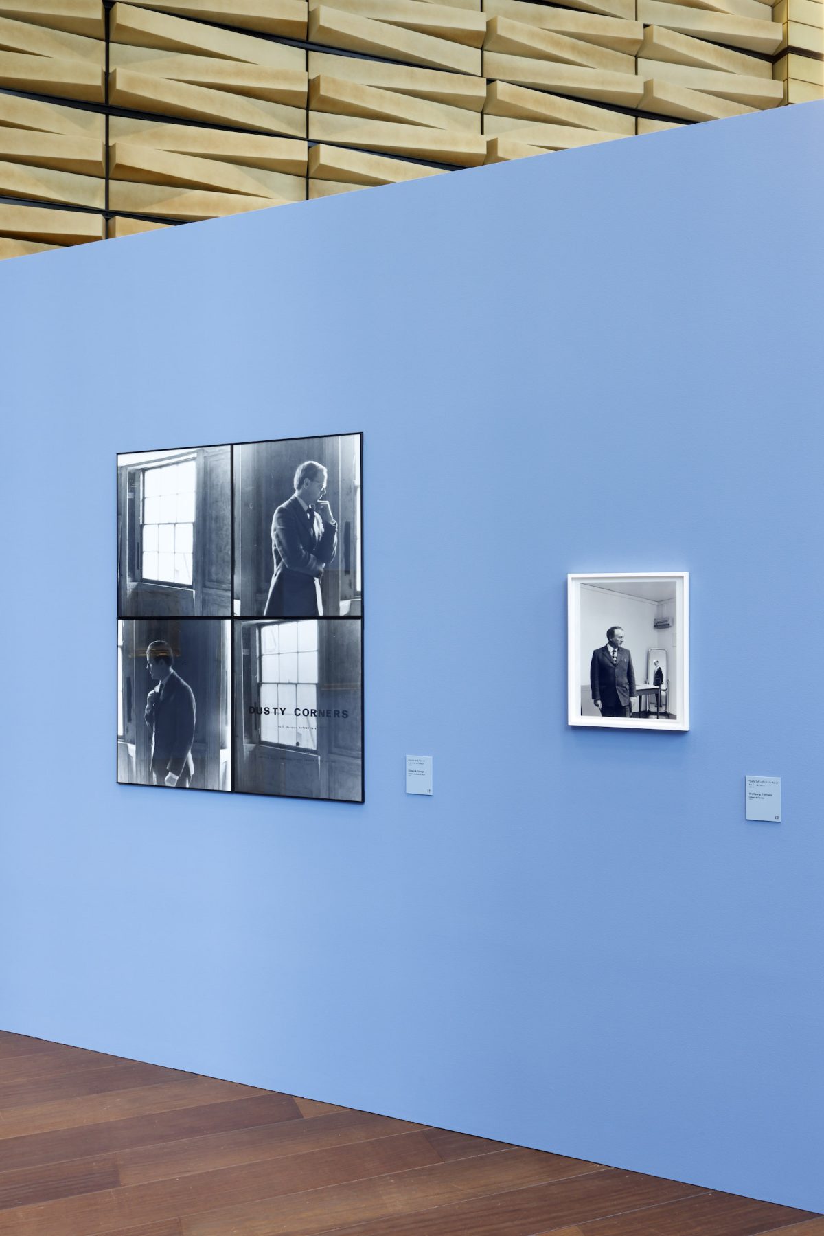 「Portraits｜OBAYASHI COLLECTION 多様化する人間像とアート 近代から現代まで」展示風景より。左：ギルバート＆ジョージ《ダスティ・コーナーズNo.8》1975年、右：ウォルフガング・ティルマンス《ギルバート＆ジョージ》1997年