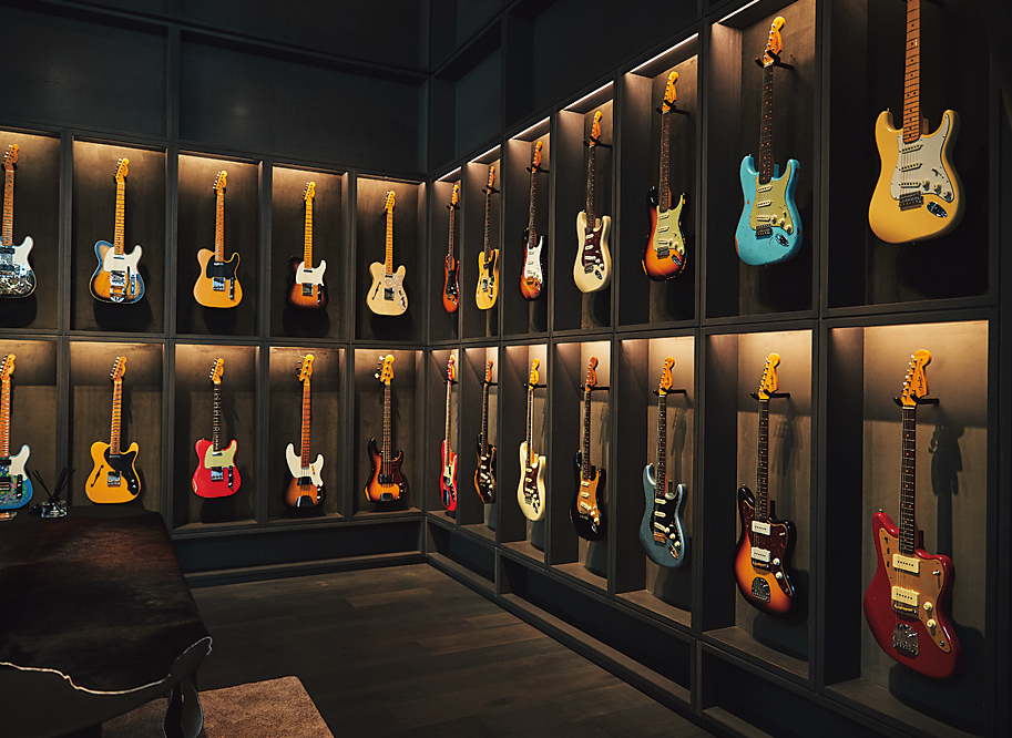 カスタムショップの壁に並ぶギター
