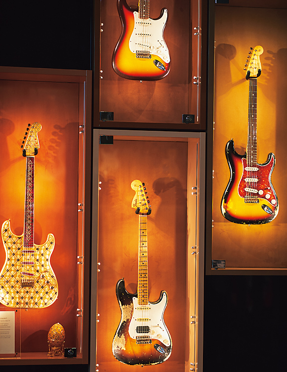 壁に展示されたギター
