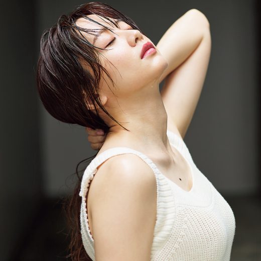 雨に濡れる森香澄