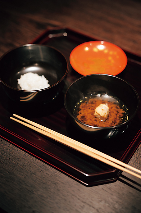 「膳司 水光庵」の煮えばなのご飯、赤だし、日本酒