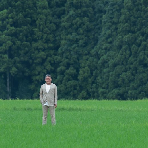 田んぼに立つ澄川宜史氏