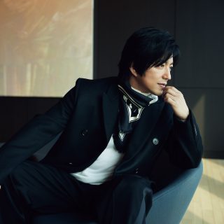 ソファに座る大沢たかお