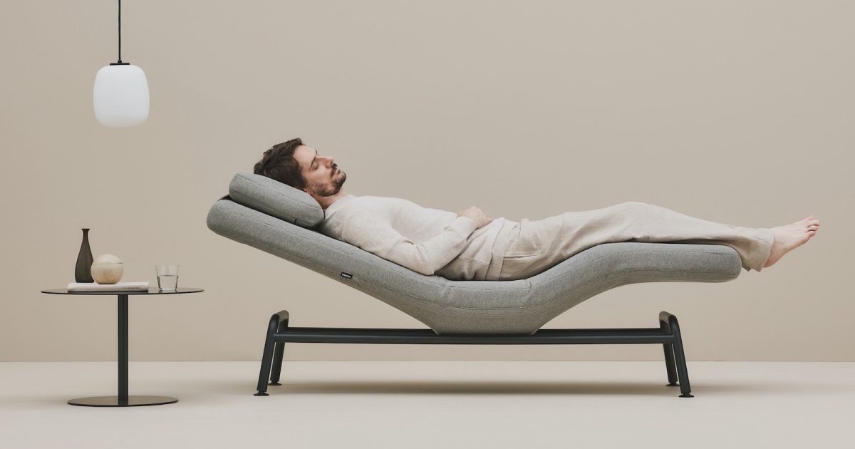 負担が最も少ない“中立姿勢”を再現！ 変化するソファベンチ「BARS 