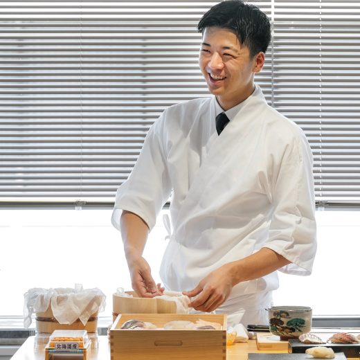 鮨を握る安田氏