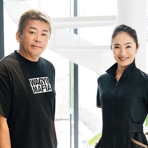 堀江貴文氏(左)と五味由美子氏(右)。