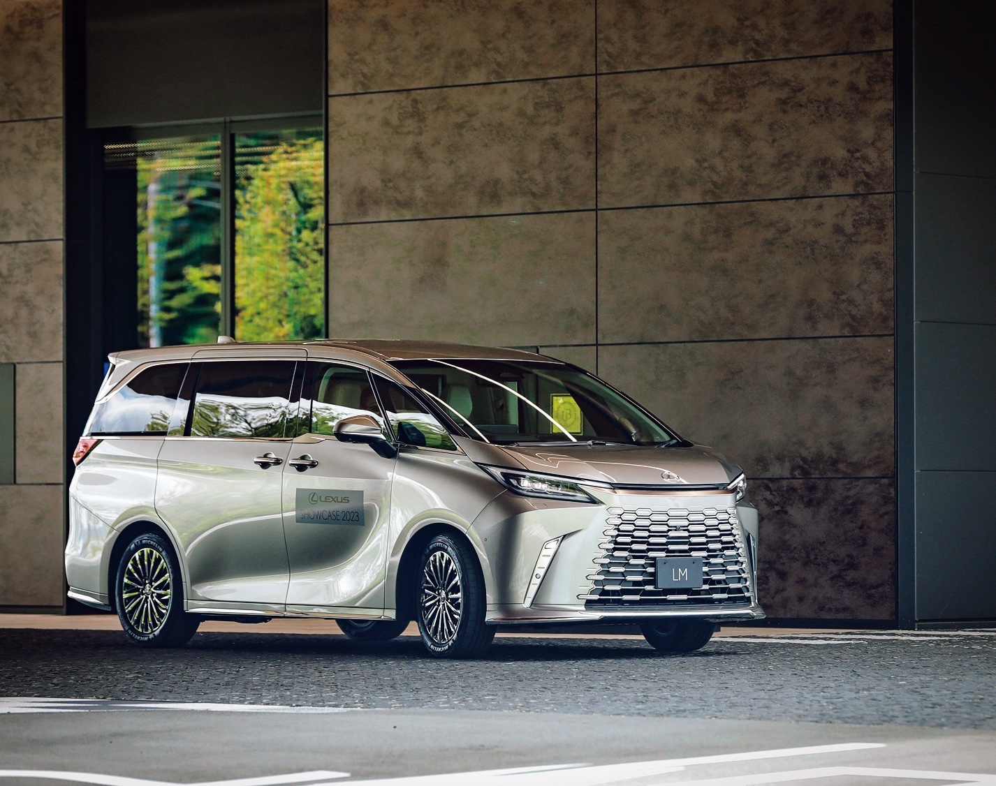 レクサスの最高級ミニバン「LM」が、エグゼクティブに最適な理由 | GOETHE
