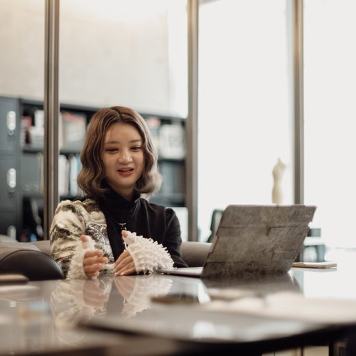 「どっちが正しいかではなく、選んだ道を正しいものに」世界が注目するデザイナー・進美影の母の教え