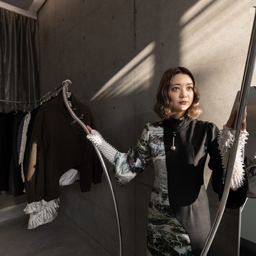 男性も着られるドレスが海外でも話題! “脱サラ”デザイナー・進美影のファッションの本質